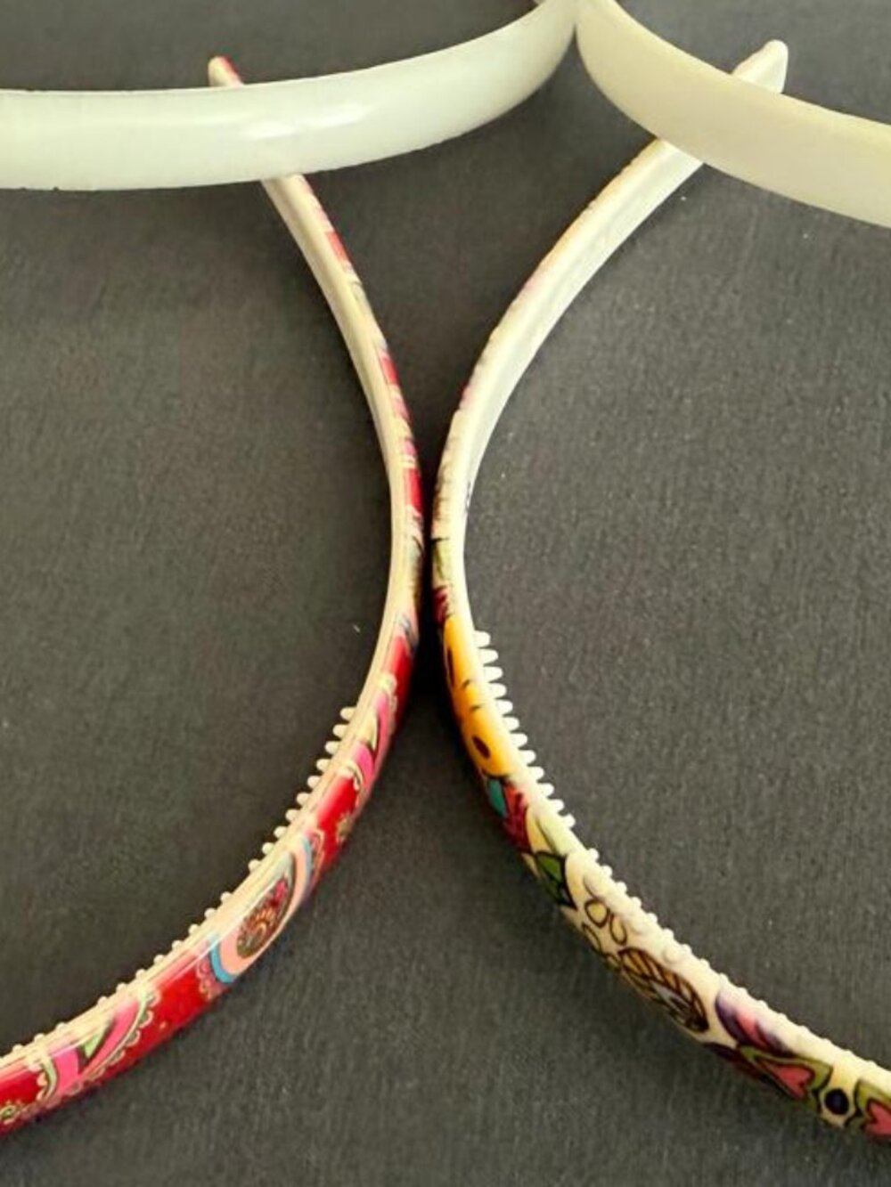 Girls' Set of 4 Plastic Headbands – 2 Colorful Patterned + 2 White